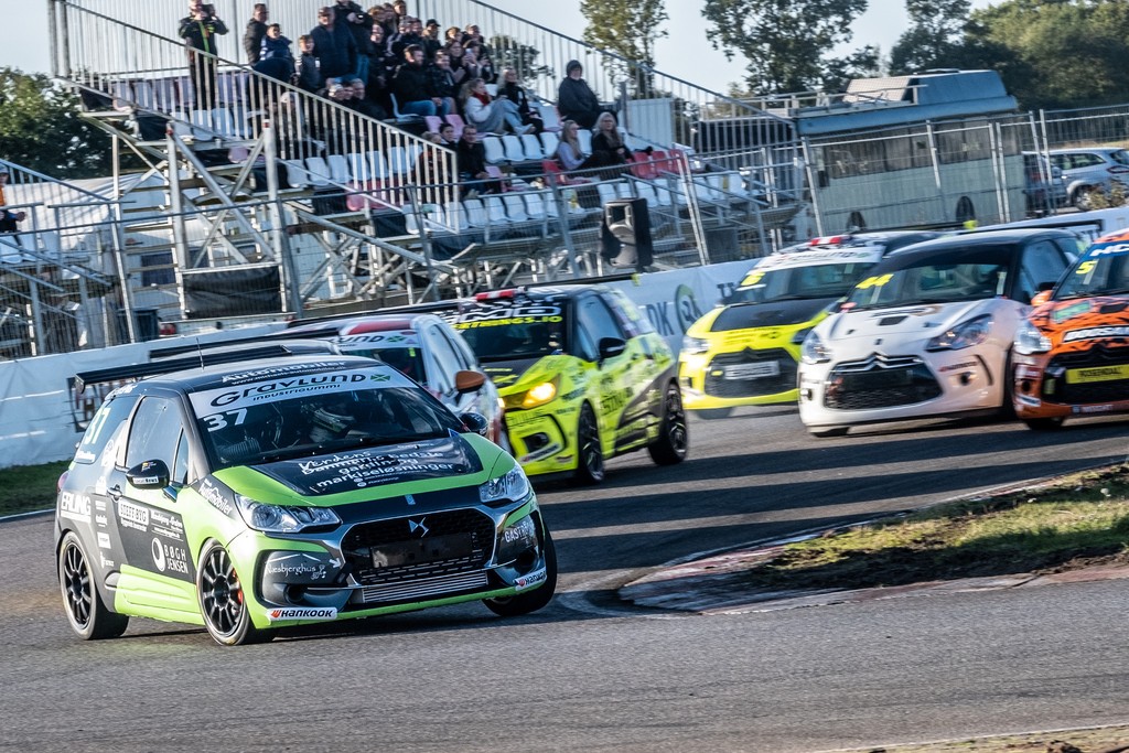 Fra pole position fik Kevin Brandsborg skabt et godt grundlag for finaleweekenden. Første heat endte med en sejr, og så var den hjemme.
(Foto: Citroen DS3 Cup / Insight Racing DK)